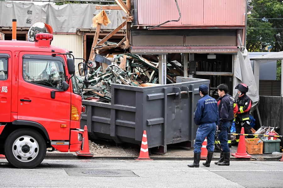 廃材を焼いた火災現場(5日午前8時20分ごろ、高知市瀬戸東町2丁目)