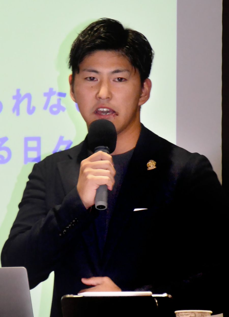 「支援の本質は『信じて待ってくれた人がいた』という記憶を残すこと」と話す新居優志さん（高知市知寄町２丁目のちより街テラス）