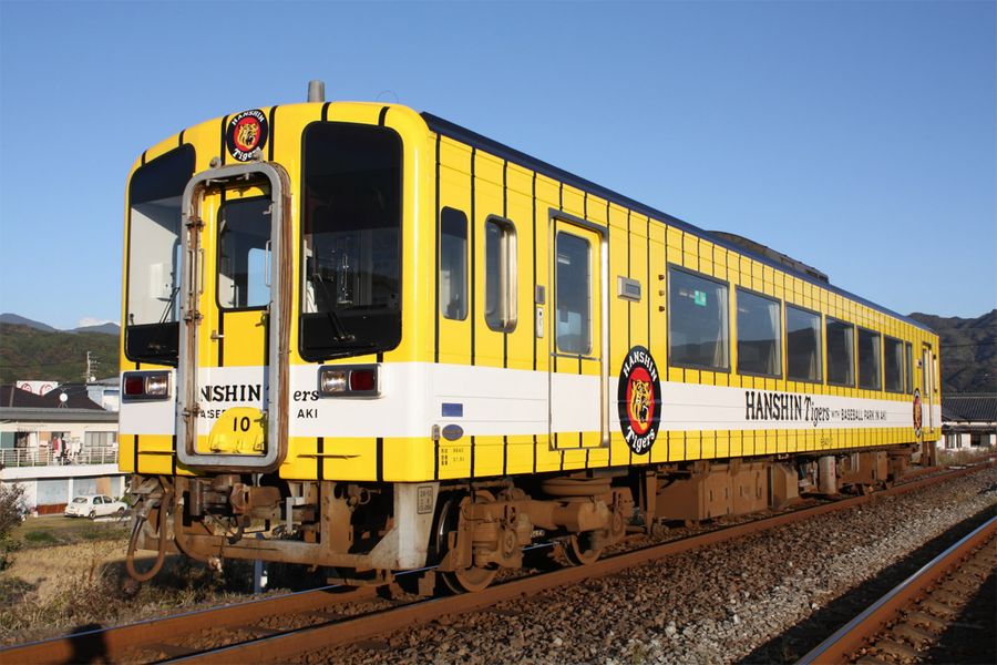 １０日のパレード当日に運行される予定の「阪神タイガース応援列車」（土佐くろしお鉄道提供）