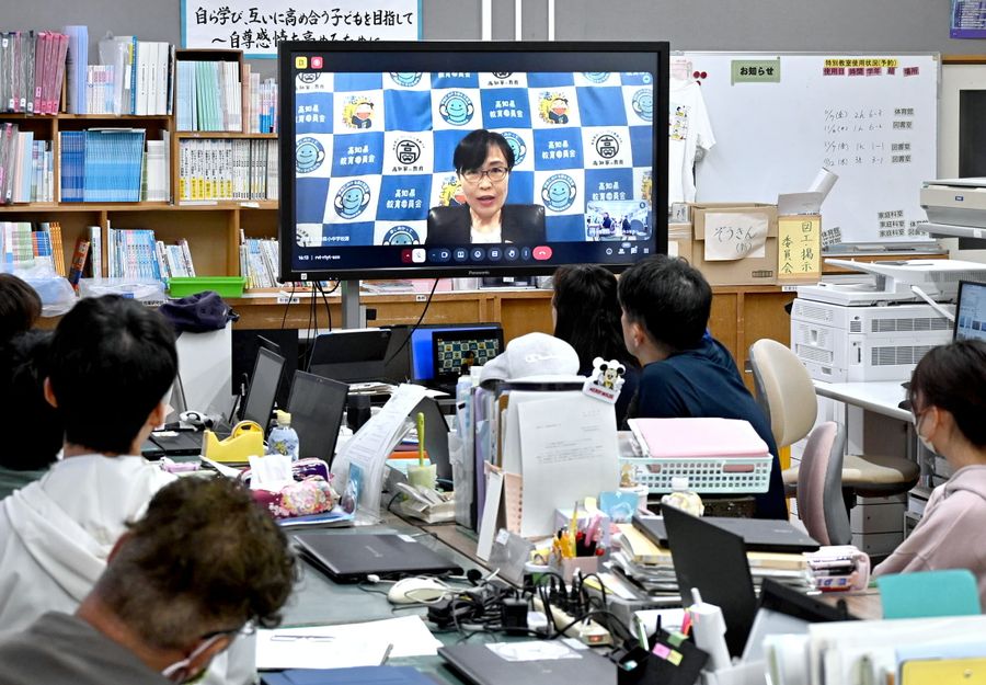 今城純子県教育長の訓示を聞く教職員ら（高知市朝倉本町２丁目の朝倉小）