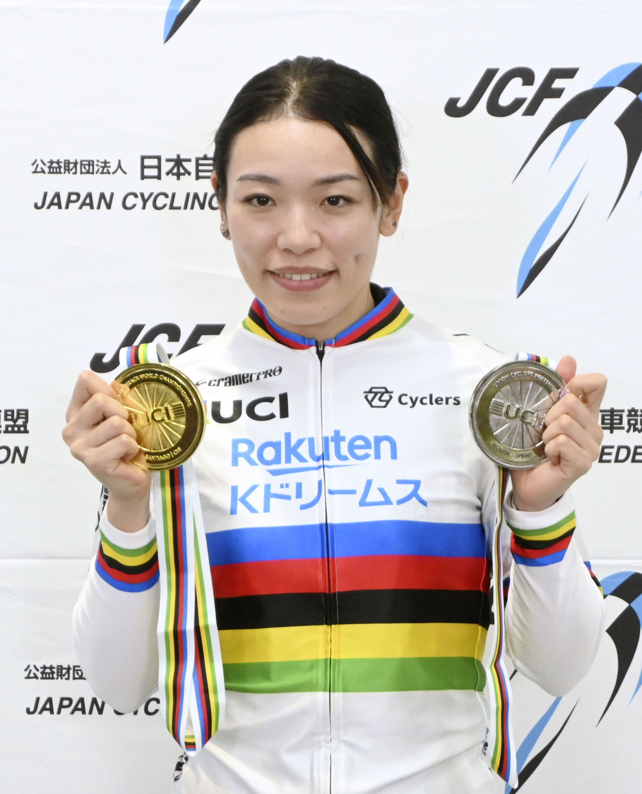 もっと強くならないと」 自転車・佐藤水菜選手 世界大会で金、銀メダル