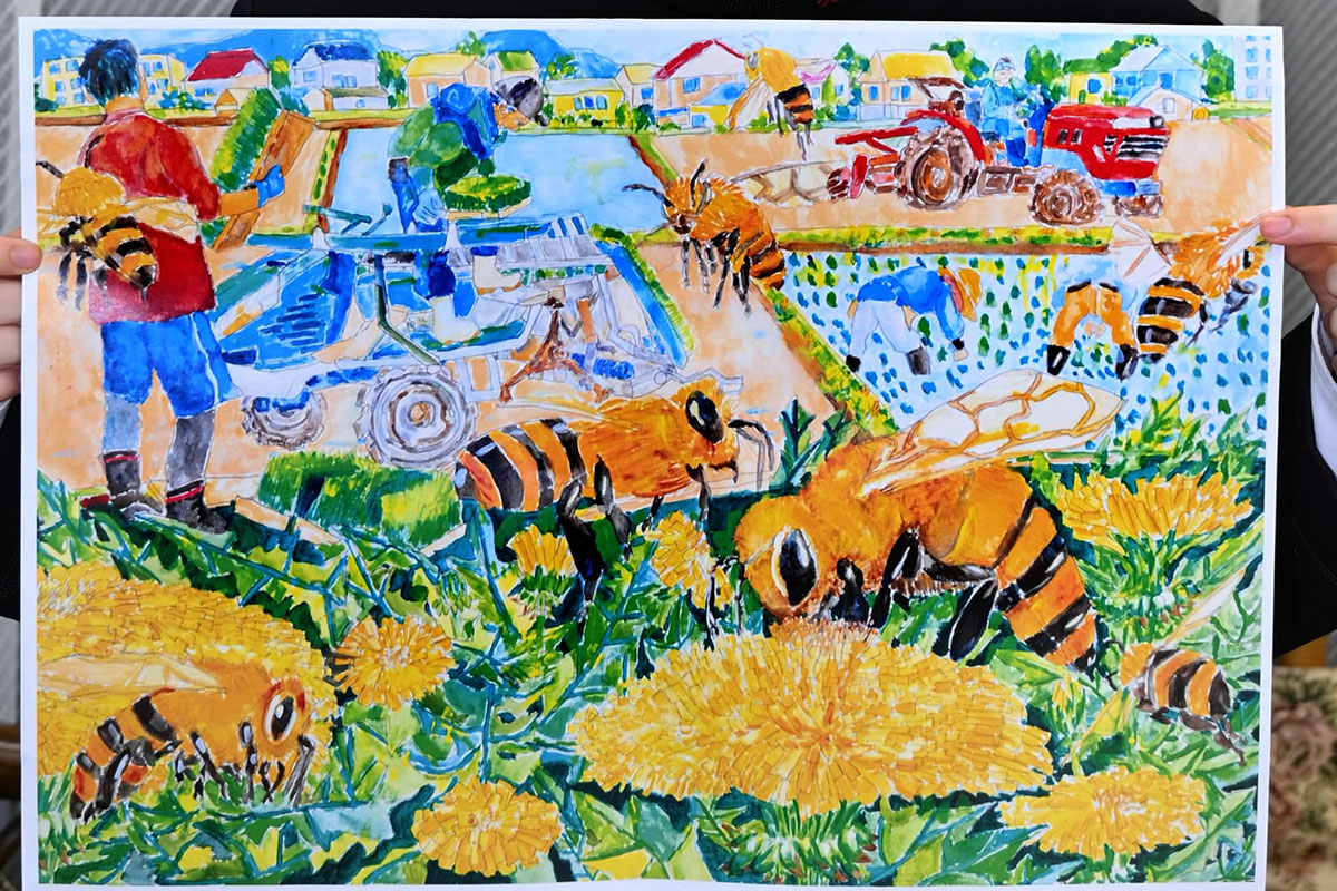 毛の質感まで再現 高知市の小6竹内さん ミツバチ画コンクールで大賞