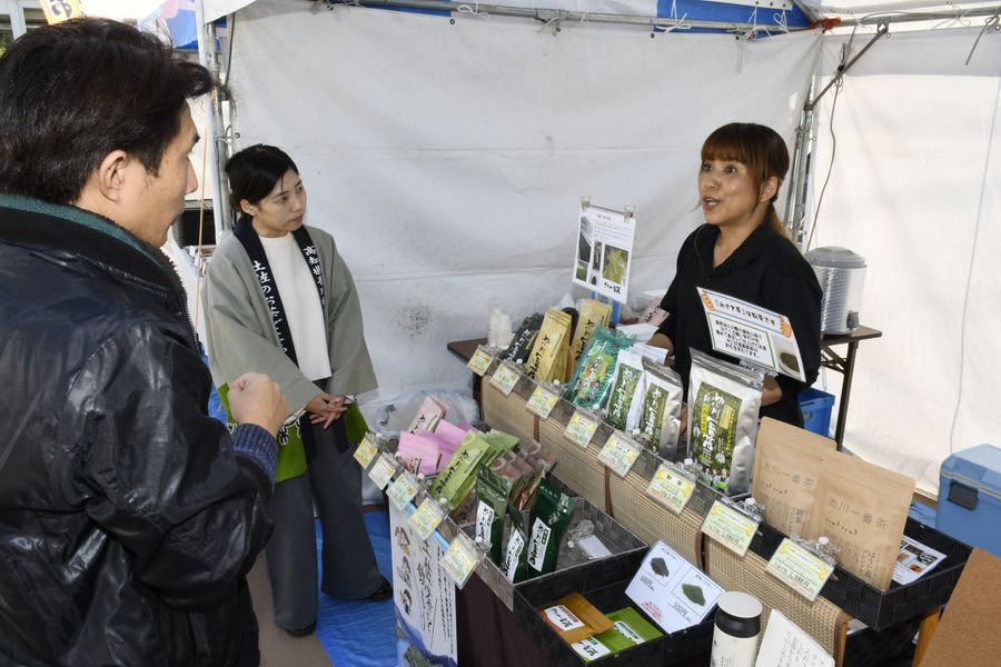 仁淀川流域の特産品が並ぶ４市町の物産展（高知市の大旺新洋おまち多目的広場）