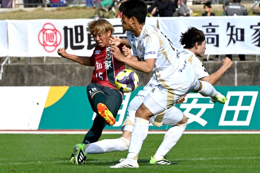 【高知―松本】前半、シュートを放つ小林里駆（春野陸上競技場＝新田祐也撮影）