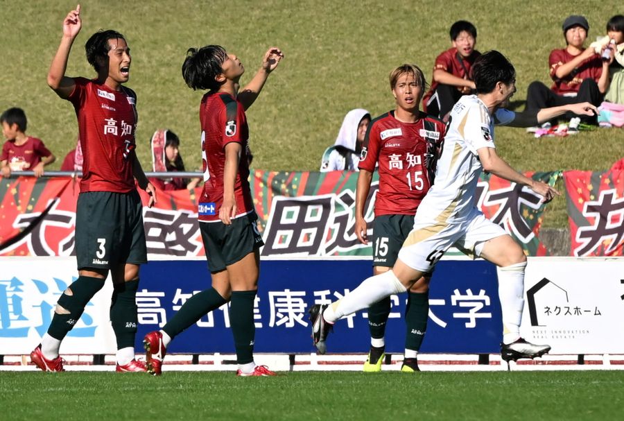 【高知―松本】前半２０分、松本・林（４３）＝右端＝に先制を許し、点をあおぐ高野＝左から２人目＝ら高知Ｕイレブン（春野陸上競技場＝新田祐也撮影）