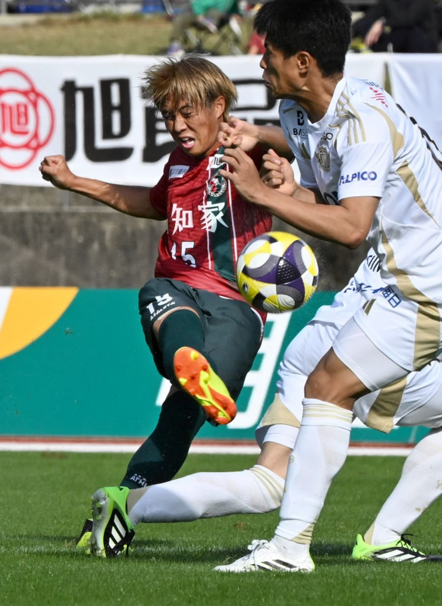 【高知―松本】前半５分、高知Ｕ・小林里がミドルシュートを放つが相手ＤＦに阻まれる（春野陸上競技場＝新田祐也撮影）