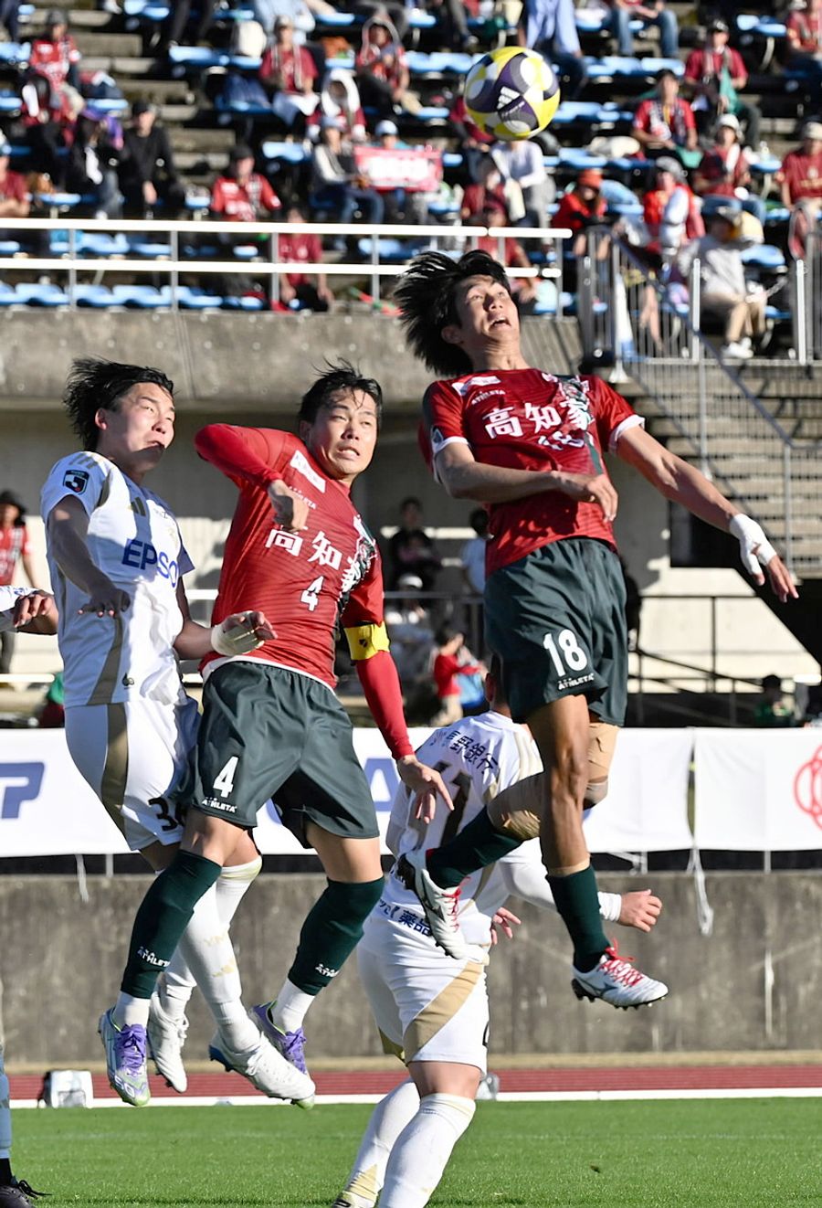相手のセットプレーを東家（右）とともにはね返す小林大智。守備の要として体を張り続ける