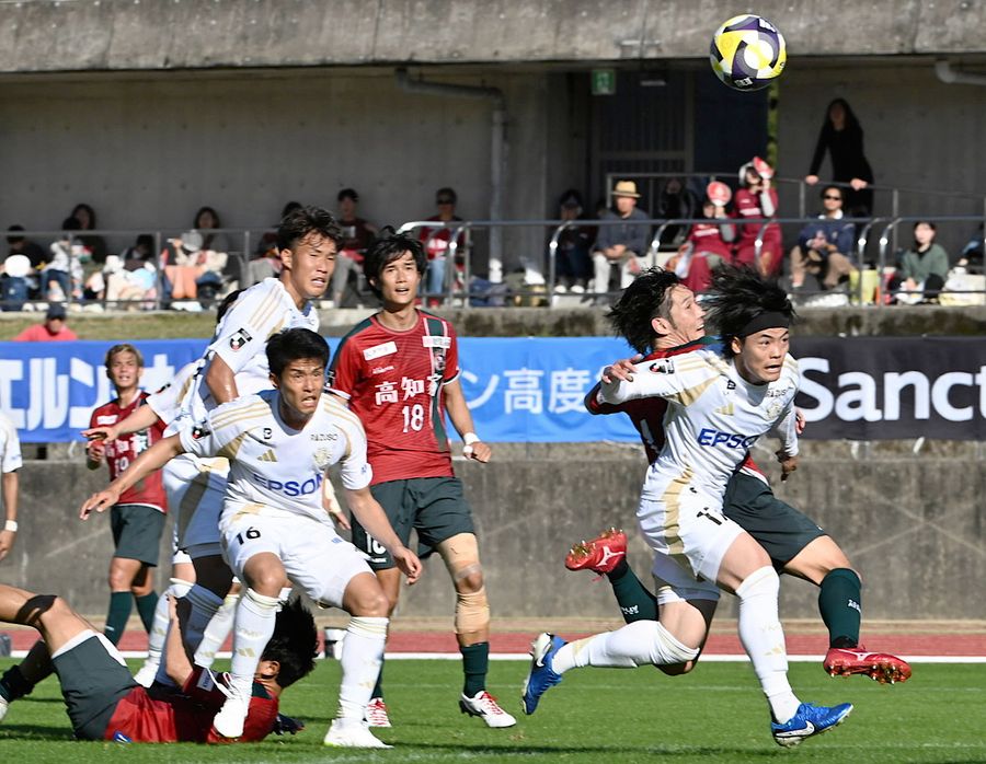 上月（右）の完璧なヘディングは無情にもポストを叩いた。なぜあれが入らない！これもサッカー。いつか倍になって返ってくるはずだ