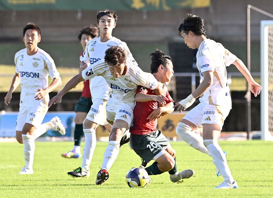 囲まれボールを奪われる高野。球際では負けていなかったが、前線でボールが入った選手が孤立する場面も目立った。守備はめどが立ったが、攻撃の連動はこれから。伸びしろしかない