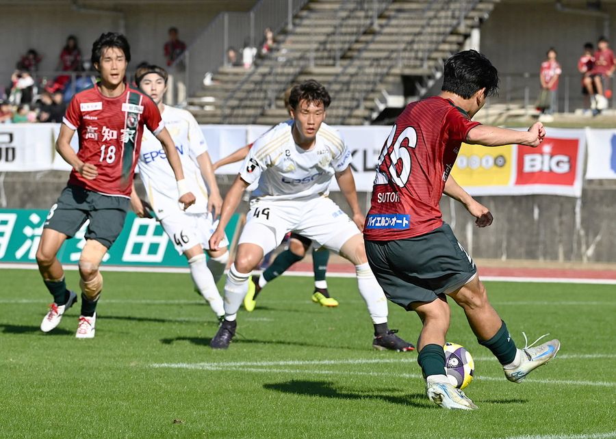 シャドーのようでもあり、トップのようでもあり...豊富すぎる運動量で攻守の核となる須藤（２６）。ドリブルも出色だ。また華麗なゴールが見たい