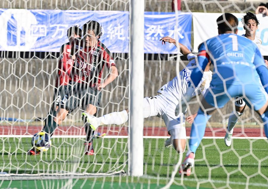 この日は中に絞ることも多かった上月。クロス、シュート、パスとあらゆる選択がある。守備での貢献も大きく、チームのスイッチを入れ続けた