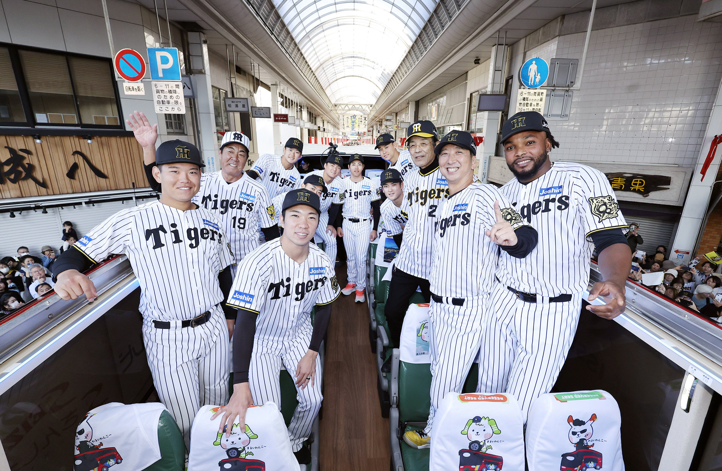 阪神の優勝パレード、高知県出身OBの江本孟紀さん、中西清起さんも