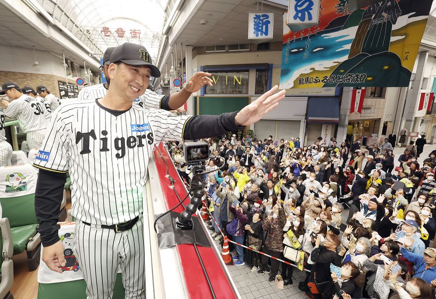 バスからファンに手を振る藤川球児監督（高知市帯屋町１丁目）