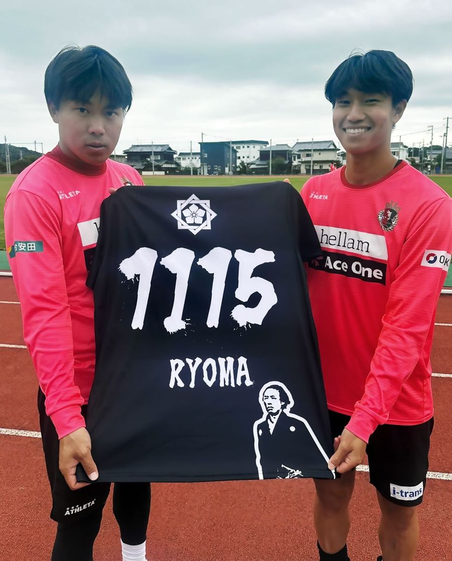 15日のJ3八戸戦で3000人に配布される予定のTシャツ