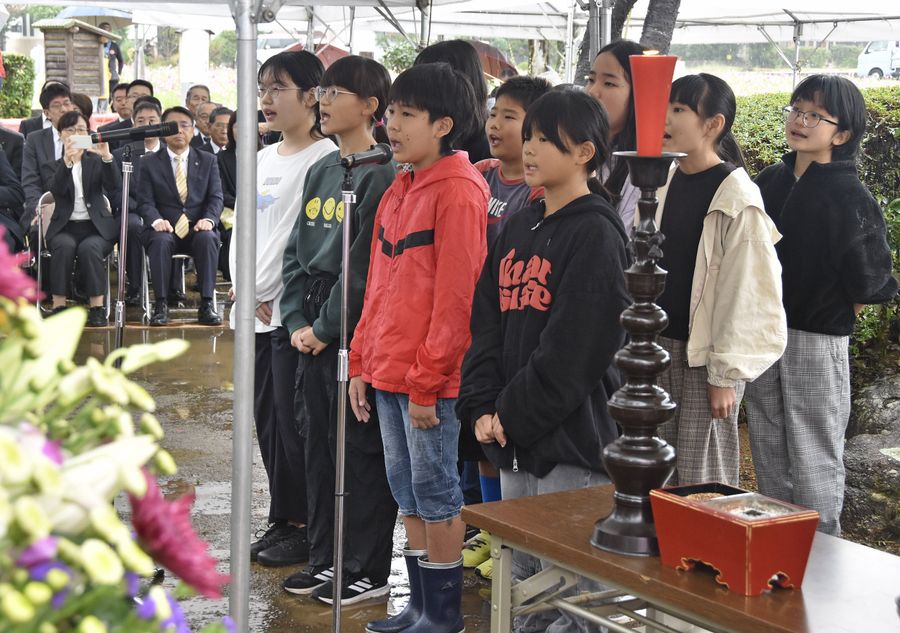 土佐日記を朗読する国府小６年生（写真はいずれも南国市比江の紀貫之邸跡）