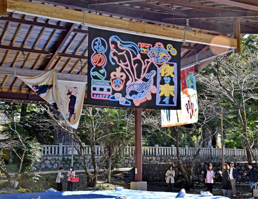 相撲場に掲げられた「アートフラフ」。作家たちが「祝い」を表現した（香美市香北町美良布）