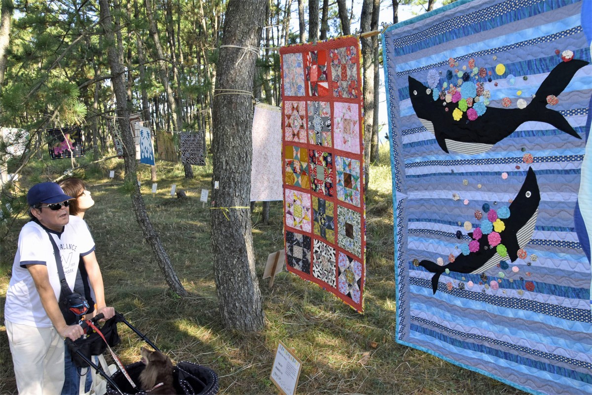 クジラやカツオ…鮮やか「キルト」潮風にゆらり 高知県黒潮町で11