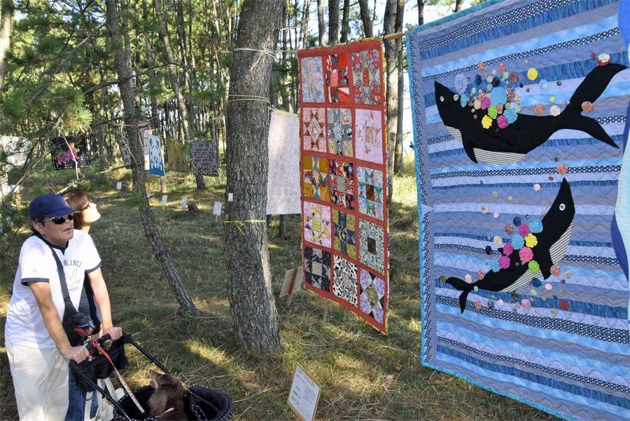 個性豊かな作品が揺れる「潮風のキルト展」（黒潮町入野）
