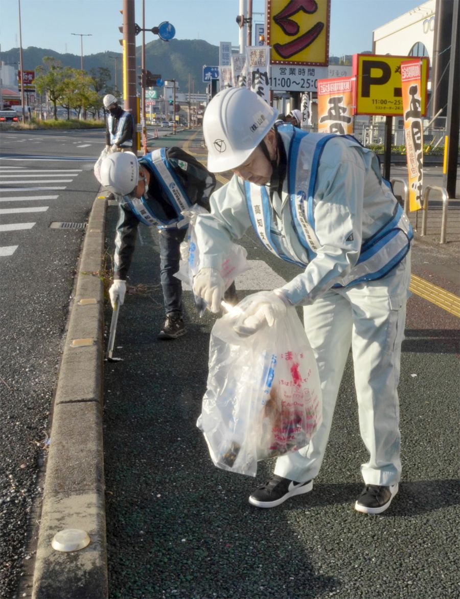 道路のごみを拾う参加者（高知市桟橋通１丁目）
