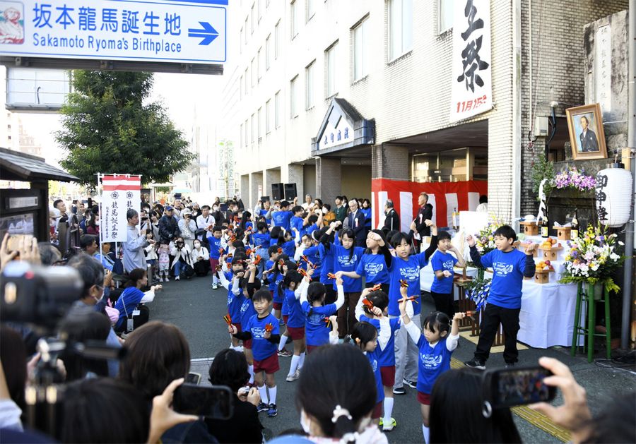 大勢のファンが詰めかけた龍馬誕生祭。功績をたたえる歌や演奏も披露された（写真はいずれも高知市上町１丁目）