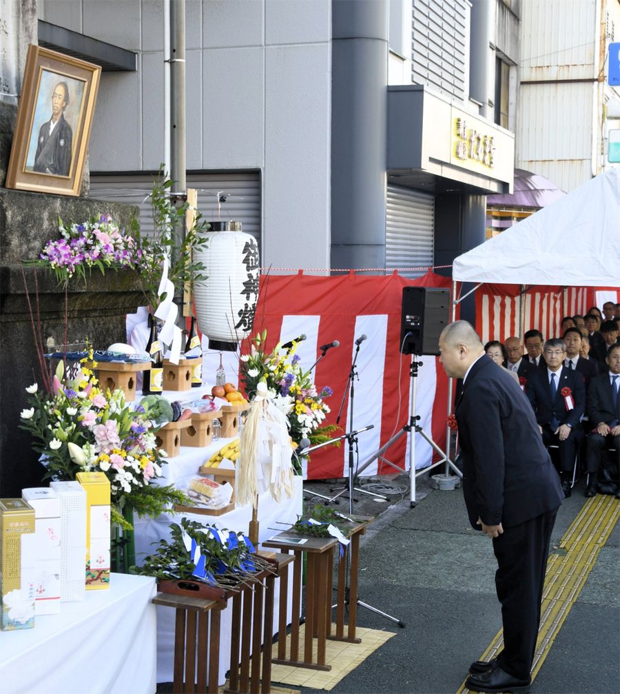 誕生祭で玉串をささげる坂本匡弘さん