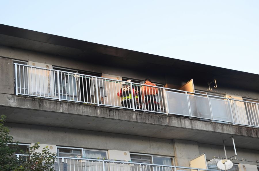 県営住宅のベランダなどを焼いた火災現場（１５日午後４時半ごろ、高知市八反町２丁目）