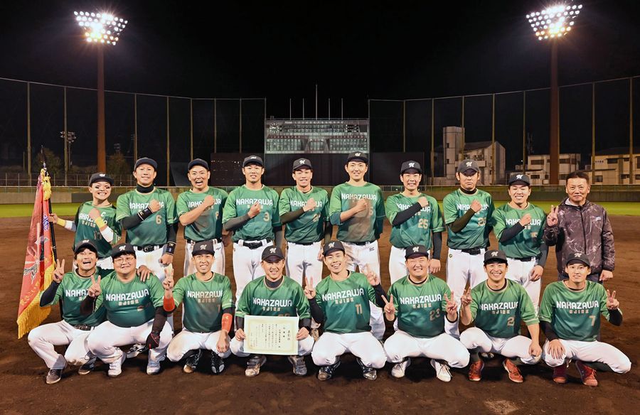 初優勝した中沢氏家薬業のメンバー(日本トーター野球場=森本敦士撮影)