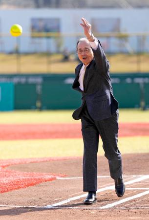 王会長、ソフトボール「重い」 JDリーグ決勝で始球式 | 高知新聞