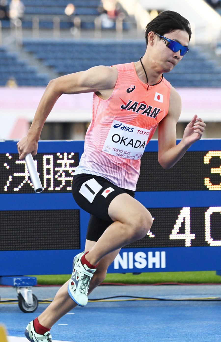 【陸上　混合１６００メートルリレー決勝】日本の第１走者としてレーンを駆ける岡田泰尚（写真はいずれも東京都駒沢オリンピック公園陸上競技場）