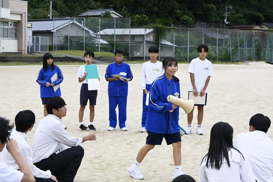 小中高合同防災学習で進行を担った佐賀中防災安全委員会のメンバーら（黒潮町佐賀の同校）