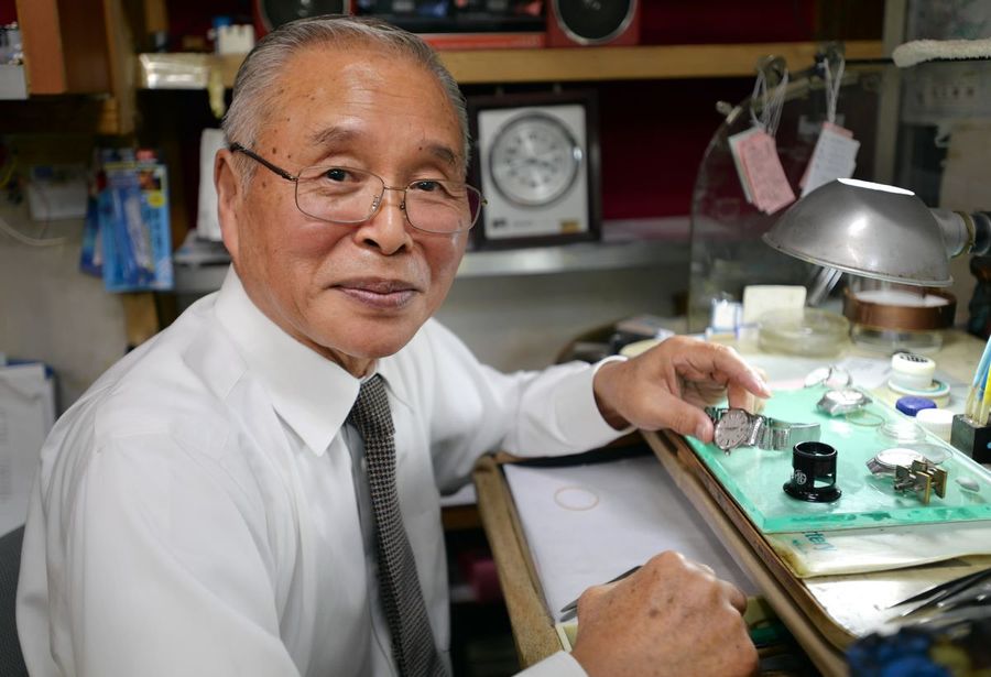 ６０年で数万個の時計を修理してきた片岡利徳さん（高知市帯屋町１丁目の大西時計店）