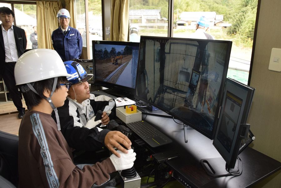 重機の遠隔制御を体験する児童ら（安芸市津久茂町）