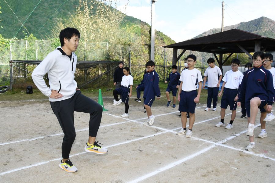 速く走るこつを子どもたちに伝える長田拓也さん＝左端（大川村の大川小中学校）