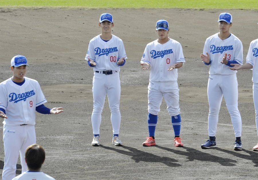 石伊雄太捕手＝左端＝の音頭で一丁締め。秋季キャンプを打ち上げた中日ドラゴンズの選手（高知市の春野球場）