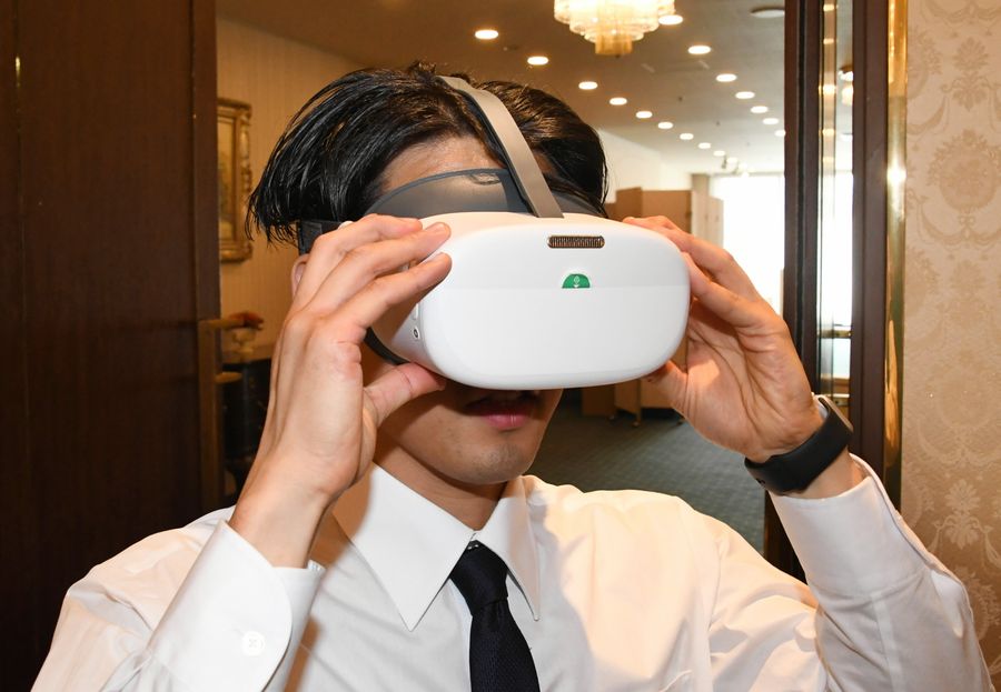 県トラック協会が県警に寄贈したＶＲゴーグル２