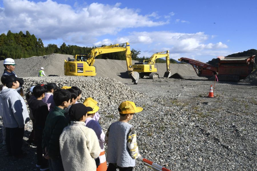 土砂のふるい分け作業を見学する新居小学校の児童（土佐市用石）