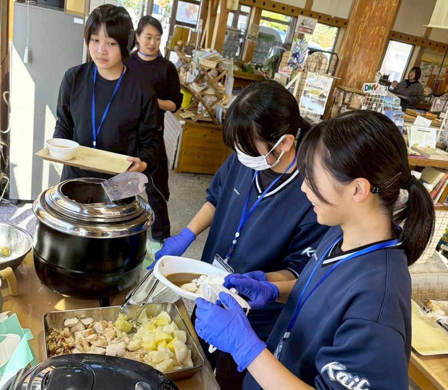 子ども食堂で振る舞うカレーの準備をするボランティアの高校生ら（東洋町の道の駅東洋町）