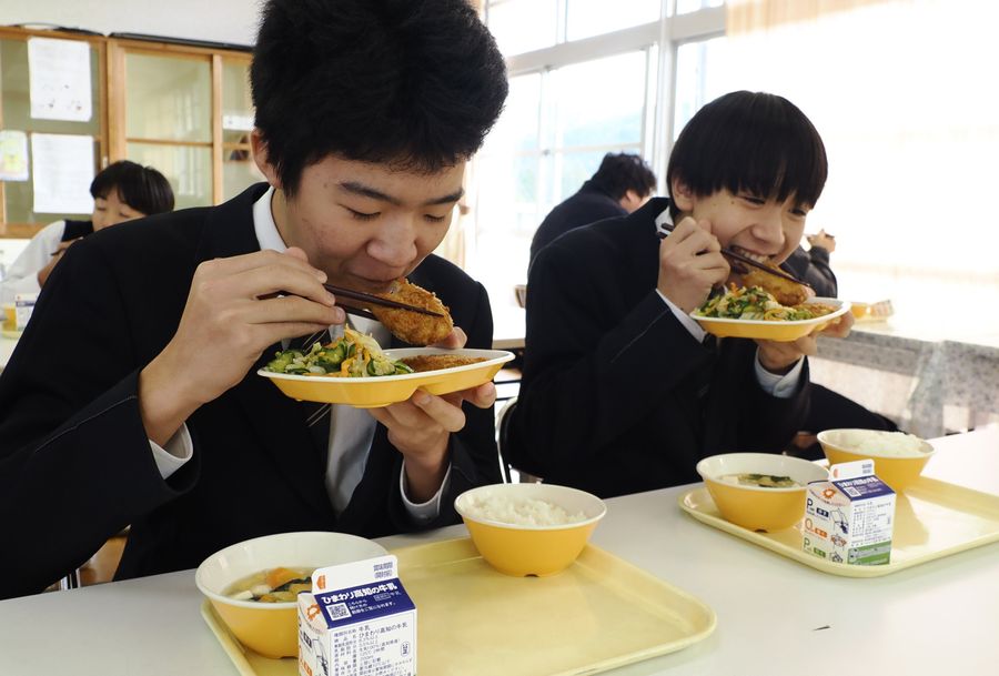 完成した「なかとさターキーコロッケ」を味わう大野見中の生徒たち（中土佐町大野見吉野）