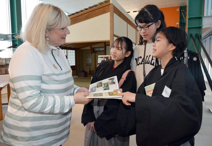 英語のガイドに取り組む児童ら(高知市の県立坂本龍馬記念館)