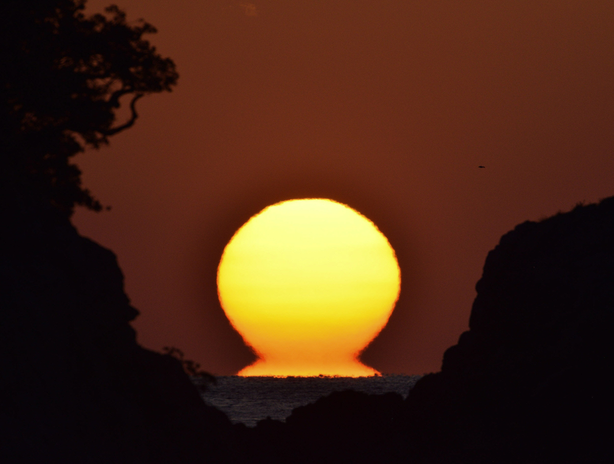冬の芸術「だるま夕日」水平線を黄金に 高知県の宿毛湾 | 高知新聞