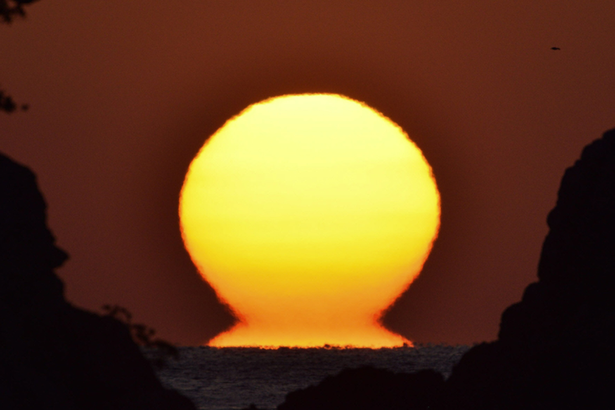 冬の芸術「だるま夕日」水平線を黄金に 高知県の宿毛湾 | 高知新聞