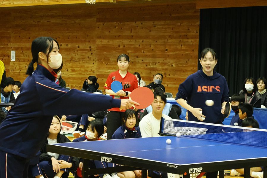 子どもたちと卓球を楽しむ元日本代表の石川佳純さん（写真はいずれも津野町永野の町葉山運動公園総合センター）