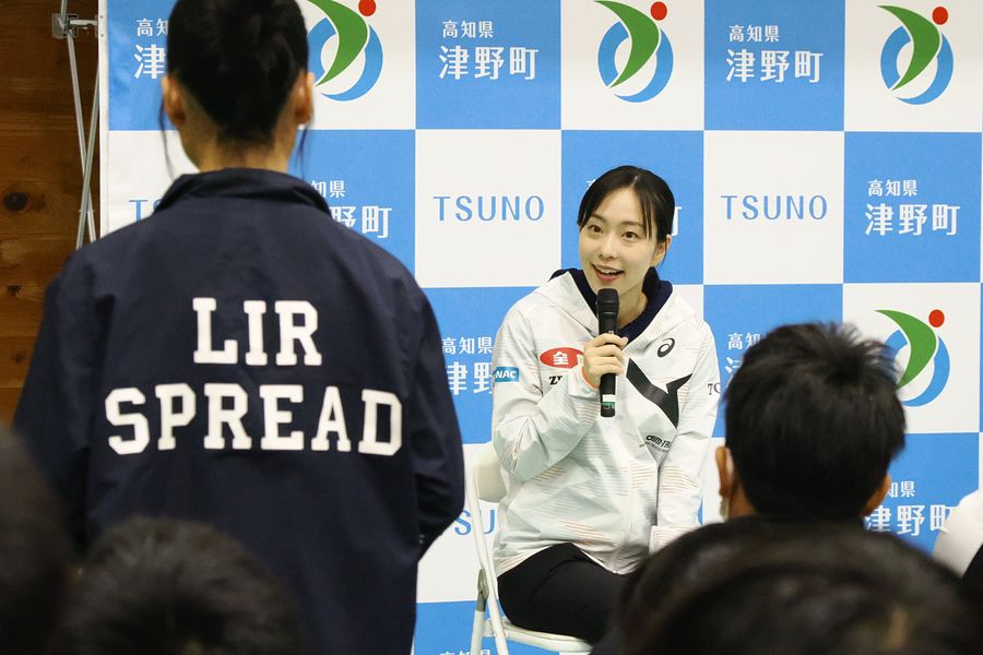 児童生徒の質問に優しく答える石川さん