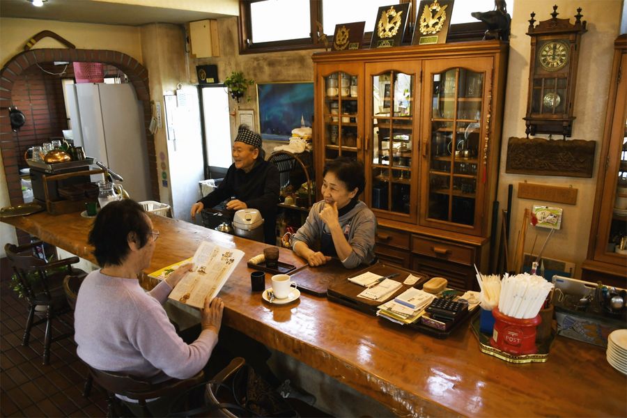 伊藤義孝さん（左奥）と貴美子さん（中央）が切り盛りするえるぴお。右端の掛け時計は創業当初からある＝写真はいずれもいの町枝川の「えるぴお」