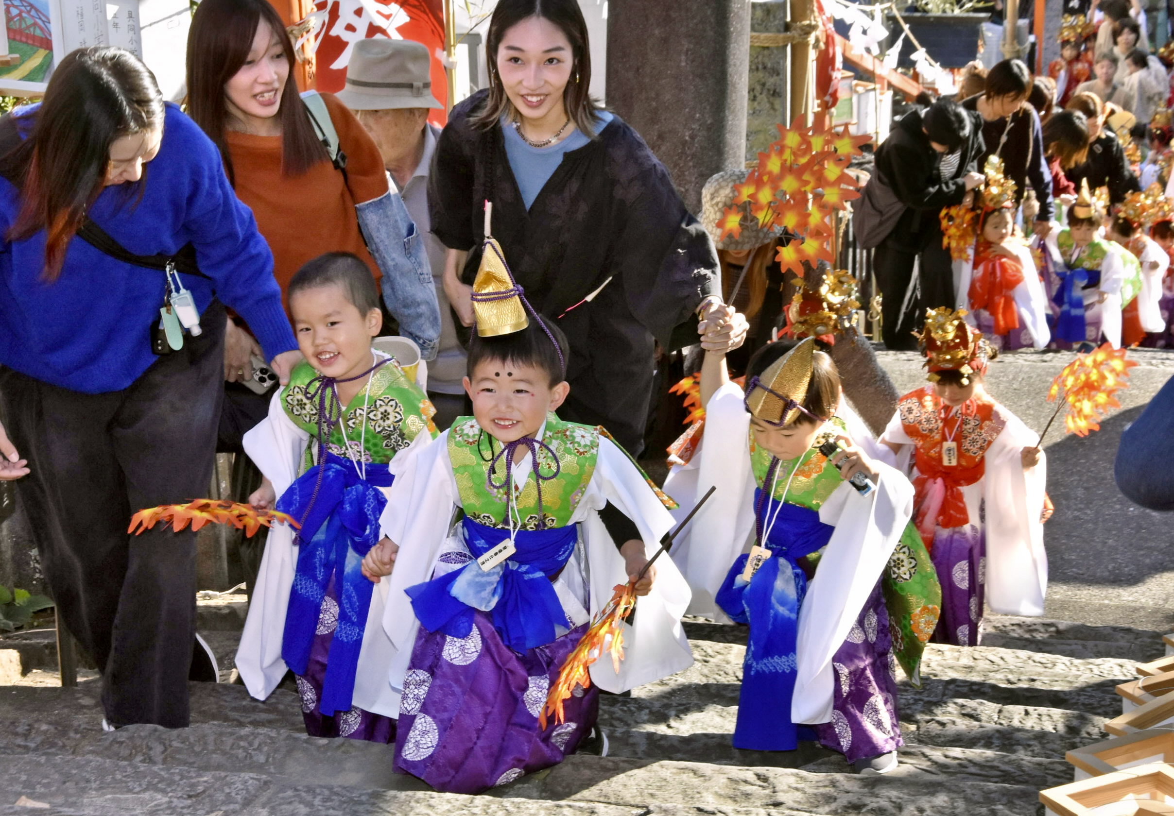 小京都 華やか、にぎやか 高知県四万十市で稚児行列 一條神社大祭