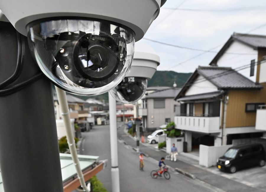 住宅地に設置された「見守りカメラ」。県内で設置が急増している（高知市百石町４丁目）