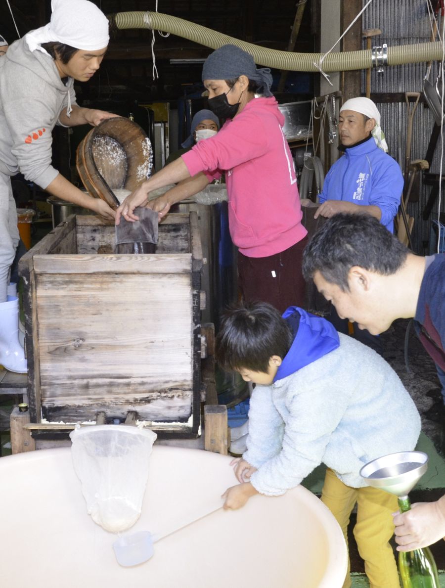 昔ながらの道具で酒搾りを体験した（四万十町大正の無手無冠）