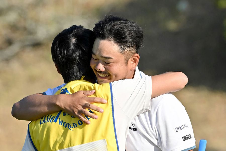 キャディーと抱き合い、ツアー初優勝を喜ぶ