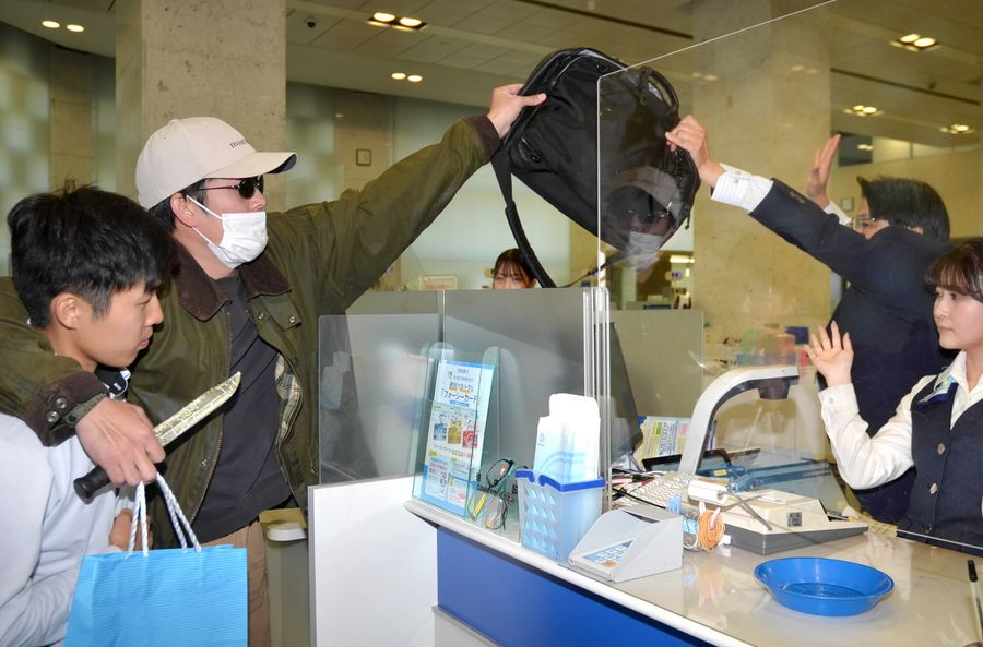 銀行強盗を想定した合同訓練（高知市の四国銀行本店）