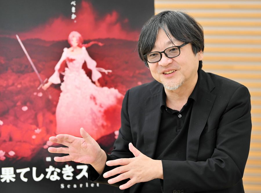 「竜とそばかすの姫」と「果てしなきスカーレット」について、「もう一人の自分に出会う物語。姉妹作品のように見えると思う」と話す細田守監督（高知市のRKC高知放送＝森本敦士撮影）